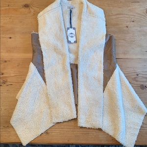 NWT TEMPO Paris Faux Leather Cream and Tan Women's Sherpa Vest. M/L
